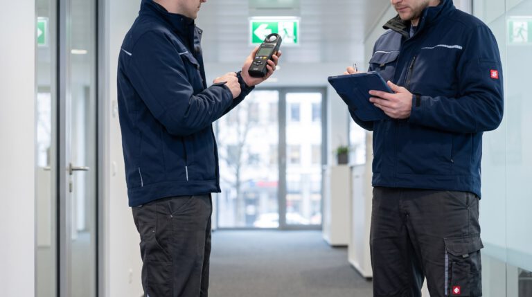 Sicherheitsbeleuchtung Vorschrift: Lux-Werte, Prüfintervalle, Nachrüstung